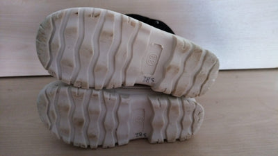 Pre Loved Roarsome (Dinoski) Kids Snow Boots Size EU33 (382)